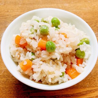 グリーンピースと人参の炊き込みご飯